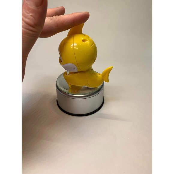 Fingerlings Baby Shark Yellow Works Great & Super Cute Listing whole Collection! - Picture 2 of 2